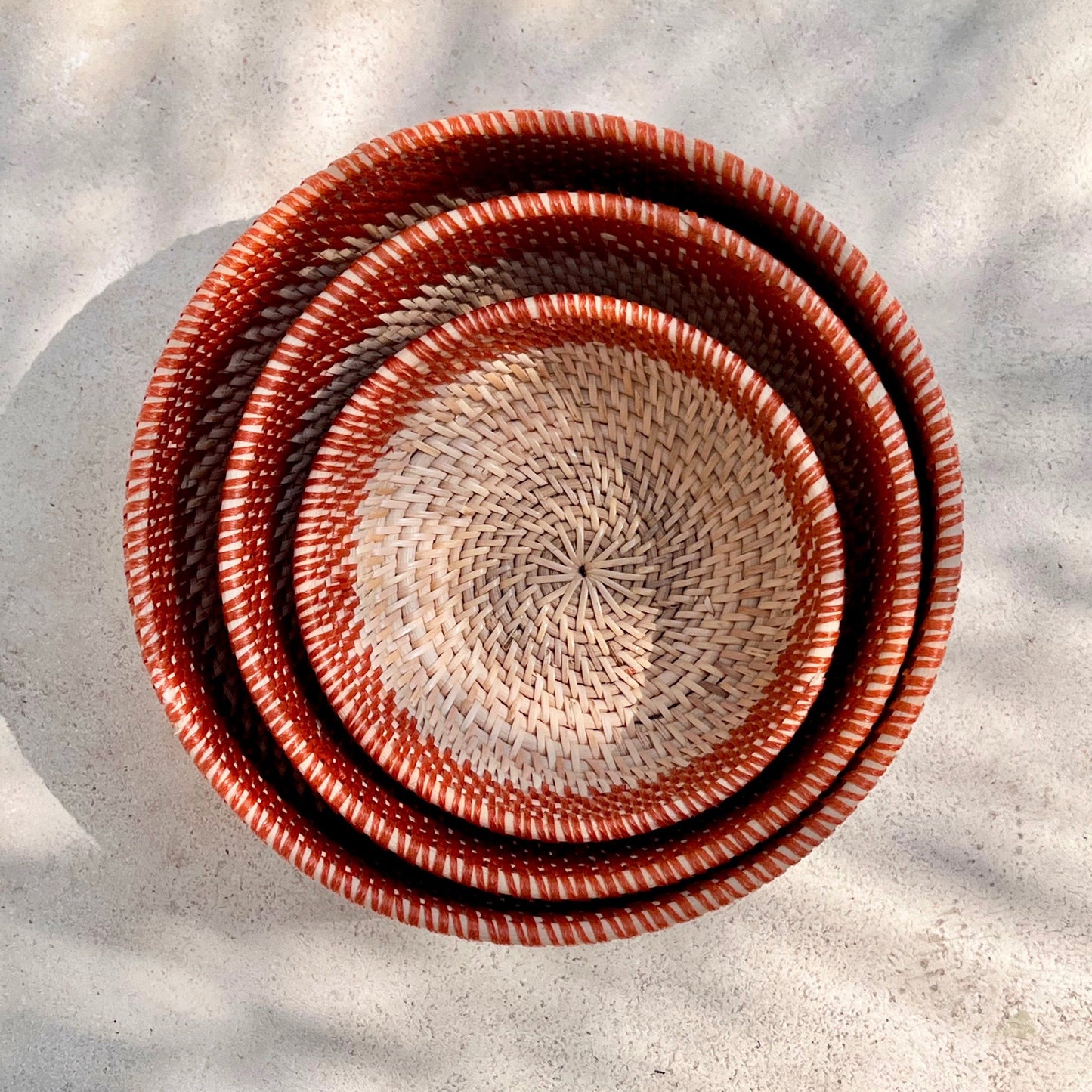 Milu II Rattan-Schale – Handgefertigt, Rund, in drei Größen, Perfekt für kleine Dinge, in verschiedenen Farben